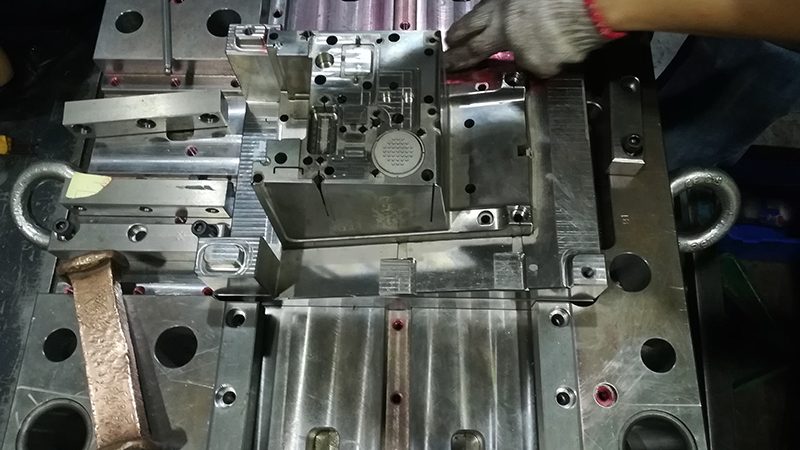 双色手柄模具加工：工艺解析与选型要点**